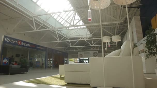 Sala de exposición de muebles con cómodos sofás por banco en el centro comercial — Vídeos de Stock
