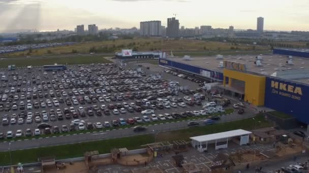 Widok z lotu ptaka parking wypełniony samochodów w pobliżu nowoczesnego centrum Ikea — Wideo stockowe