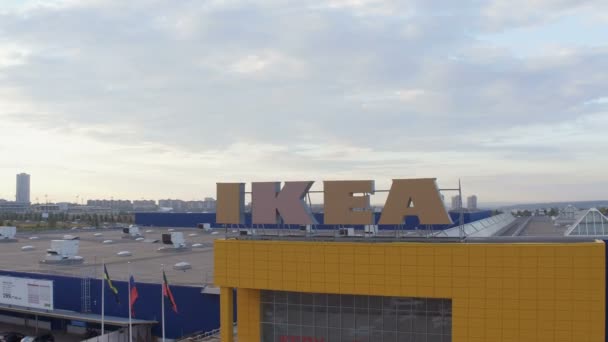 Vista superior IKEA loja fachada edifício sob céu nublado — Vídeo de Stock
