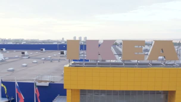 Gerak tampilan atas sepanjang logo IKEA besar di atap tengah — Stok Video