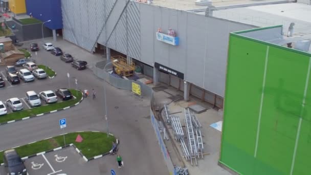 Вид сверху на парковку и фонтан IKEA в парке — стоковое видео