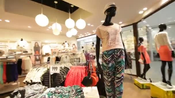 Maniquí negro en camiseta femenina y pantalones de colores brillantes — Vídeo de stock