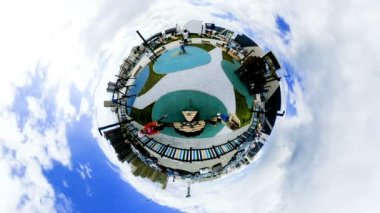 küçük gezegen anne bebek salıncak ve çalıştırmak çocuğa kayalar