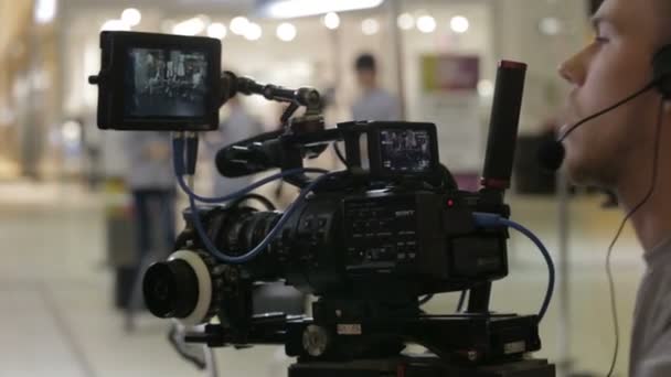 Kameraman med headset skjuter köpcentrum Galleri — Stockvideo