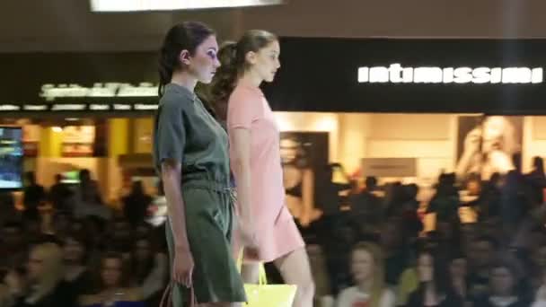 Mooie meisjes modellen lopen en presenteren van de zomer jurken — Stockvideo