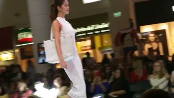 Model beyaz elbise ve çanta moda kirletmek sunar — Stok video