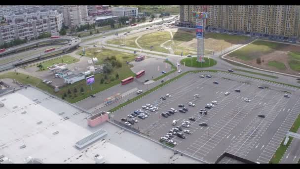 鸟瞰商场停车区和公园的一天 — 图库视频影像