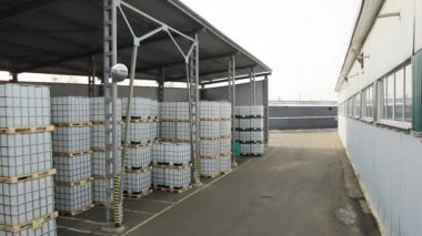 Timelapse yükleyici orta hacim kaplar depolama rampa iş ve kamyon üzerinde soğuk kış günü doldurmak 