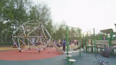 ip labirent ve çocuklar parkta oynarken oyun alanında