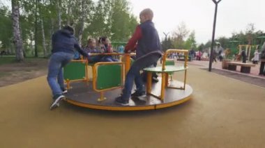 mutlu çocuklar büyük bahçesi parlak carousel döndürmek