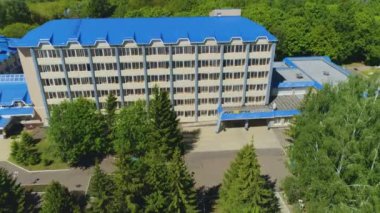 havadan görünümü bitki ofis yakınındaki bölgede konut binası 