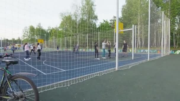 Adolescentes jogar basquete no campo de esportes modernos no parque — Vídeo de Stock