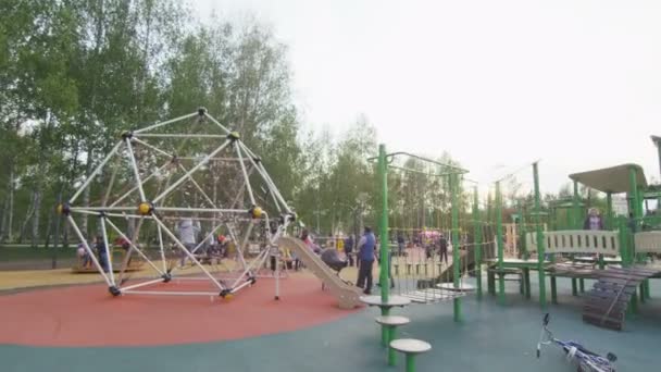 Spielplatz mit Seillabyrinth und spielenden Kindern im Park — Stockvideo