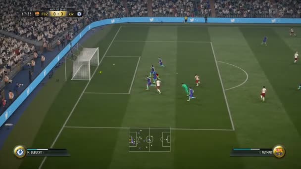 Футбольные фанаты приветствуют нападающего команды, забившего гол в компьютерной игре — стоковое видео