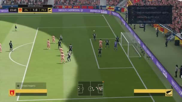 Delantero patea gol en la puerta del equipo oponente en el videojuego — Vídeos de Stock