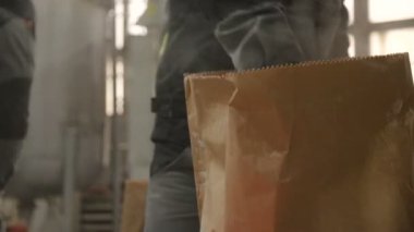  kürek üretim tesisi depolama ile bina karışımı çalışanlar solunum maskeleri ve eldiven dökme kuru