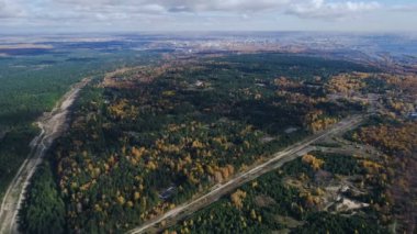 yollar güzel gökyüzü karşı tarafından sonbahar gün geçti yaprak dökmeyen ve yaprak döken ormanlar muhteşem panoramik manzaralı