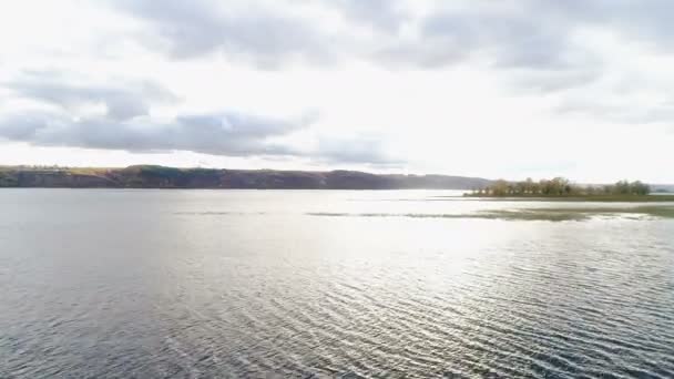 Vista Maravilhosa Olho Pássaro Grande Lago Tranquilo Com Pequenas Ilhas — Vídeo de Stock