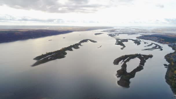 Úžasný Panoramatický Pohled Široké Klidné Jezero Ostrovy Proti Obloze Bílých — Stock video