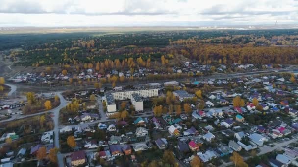Αεροφωτογραφία Του Μικρό Εξοχικό Σπίτι Πόλη Κοντά Στο Ευρύ Αειθαλή — Αρχείο Βίντεο
