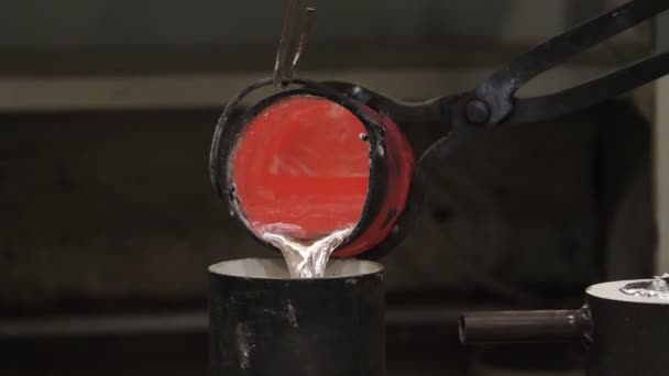 Sahibi Ile Laboratuvar Gemisinden Metal Silindirik Kap Içine Dökülen Erimiş — Stok video