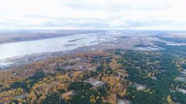 Hava panorama ahşap günlüğe kaydedilen açıklık alanlar ve şehir Gölü