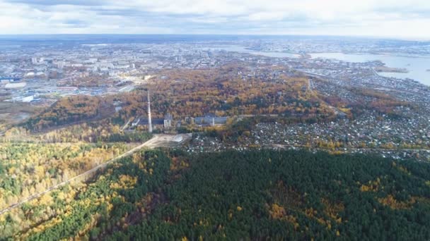 湖の銀行にグリーンとゴールドの森で空撮大都市 — ストック動画