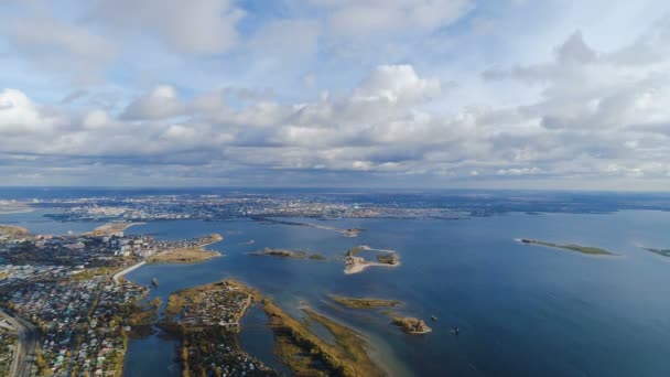 Aerial panorama lugn sjö med öar och modern stad — Stockvideo