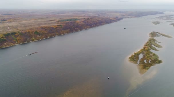 Вид зверху велике тихе озеро з островами і вітрильними кораблями — стокове відео