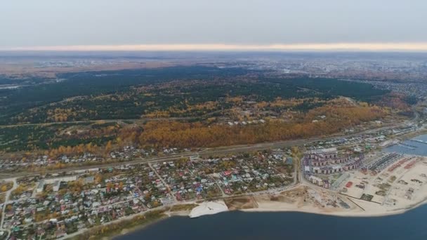 Cidade panorâmica aérea na margem do lago contra a madeira de vidoeiro — Vídeo de Stock