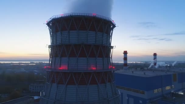 Movimento aéreo em torno da torre de resfriamento com luzes comutadas — Vídeo de Stock