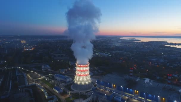 Bovenste Uitzicht Verlicht Fel Koeltoren Met Zware Stoom Boven Top — Stockvideo