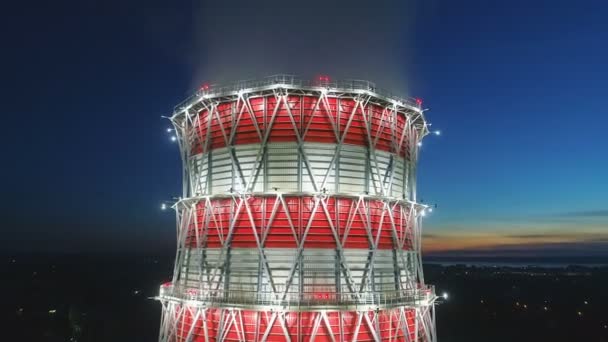 Башня охлаждения тепловой станции с видом сверху на темное небо — стоковое видео