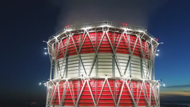 Camera stijgt boven koeltoren in fabriek in de vroege ochtend — Stockvideo