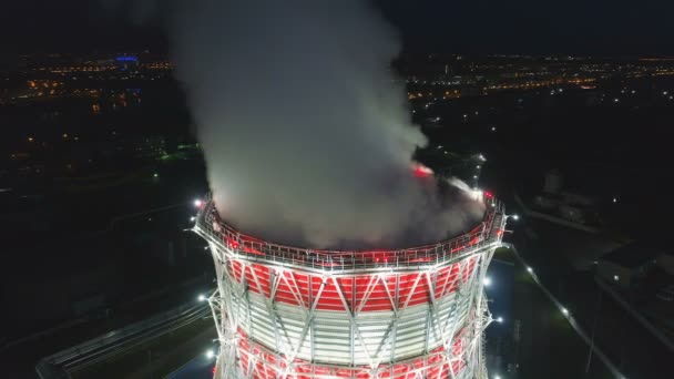 Torre di raffreddamento illuminata con nuvola di vapore alla stazione — Video Stock