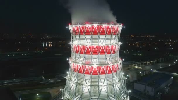 Movimiento aéreo alrededor de la torre de enfriamiento en la luz brillante del proyector — Vídeos de Stock