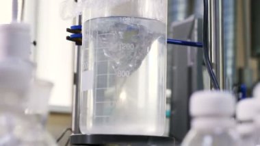 laboratuarda test cihazı tarafından berrak sıvı içinde karışık kabı