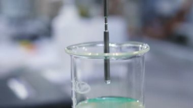 Görünüm metal tüp laboratuvar ölçek net çamur içine koymak kapatın