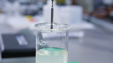 Görünüm metal sopa Çamur sıvı cam tüp içine koymak kapatın