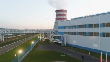 İstasyon borular ile Isıtma ve soğutma kulesi havadan görünümü