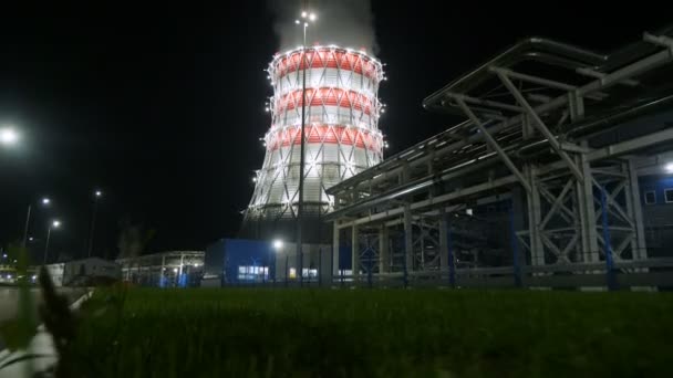 Θέα από το γκαζόν για αγωγούς από δροσίζοντας πύργος στο σταθμό — Αρχείο Βίντεο