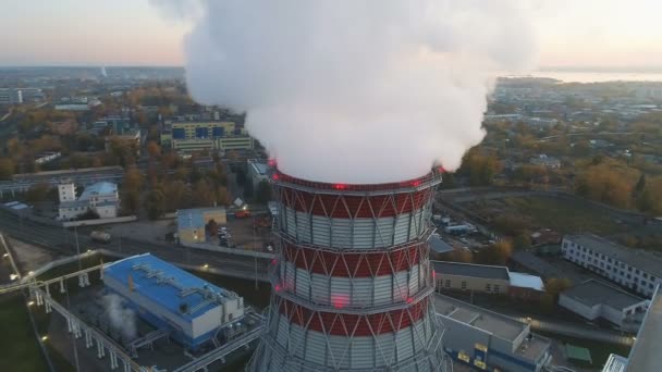 Moto aereo intorno alla nuvola di vapore che sale sopra la torre di raffreddamento — Video Stock