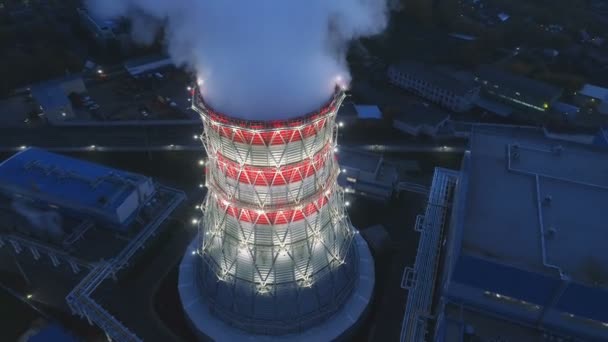 上部のビューの明るい夕暮れの蒸気と冷却塔 — ストック動画