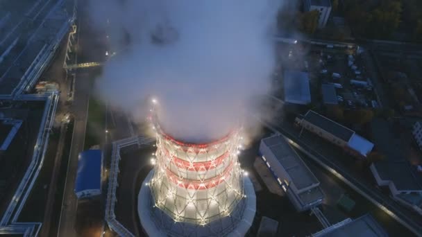 Tour de refroidissement vue oiseau avec vapeur montante à la station — Video