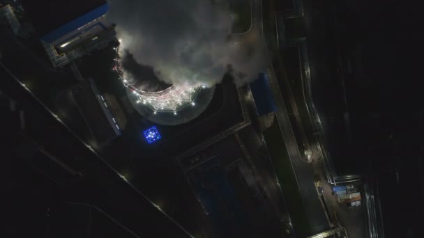 Vista superiore torre di raffreddamento illuminata con pilastro a vapore — Video Stock