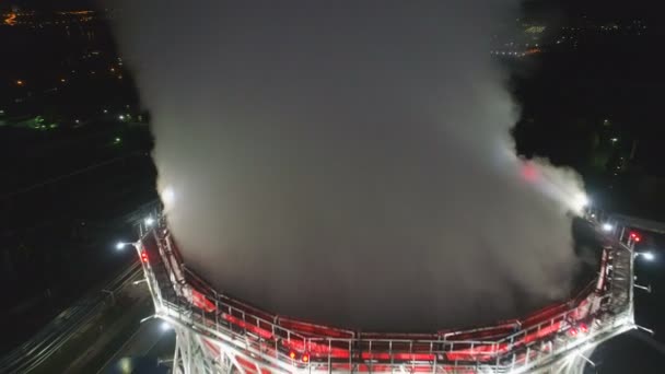 Montante superiore a vapore vista sulla moderna torre di raffreddamento al crepuscolo — Video Stock