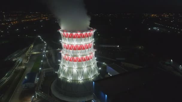 Lotnicze ruchu wokół chłodzenia wieży i miasto w wcześnie rano — Wideo stockowe