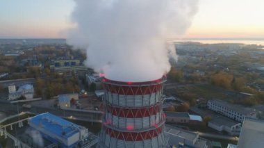 soğutma kulesi üzerinde beyaz buhar ayağı çevresinde hava hareket