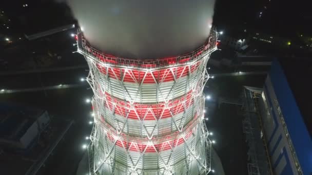 Vista panoramica moderna torre di raffreddamento con vapore contro la città — Video Stock