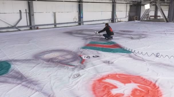 Pintor desenha jogador de hóquei figura segurando copo vencedor — Vídeo de Stock